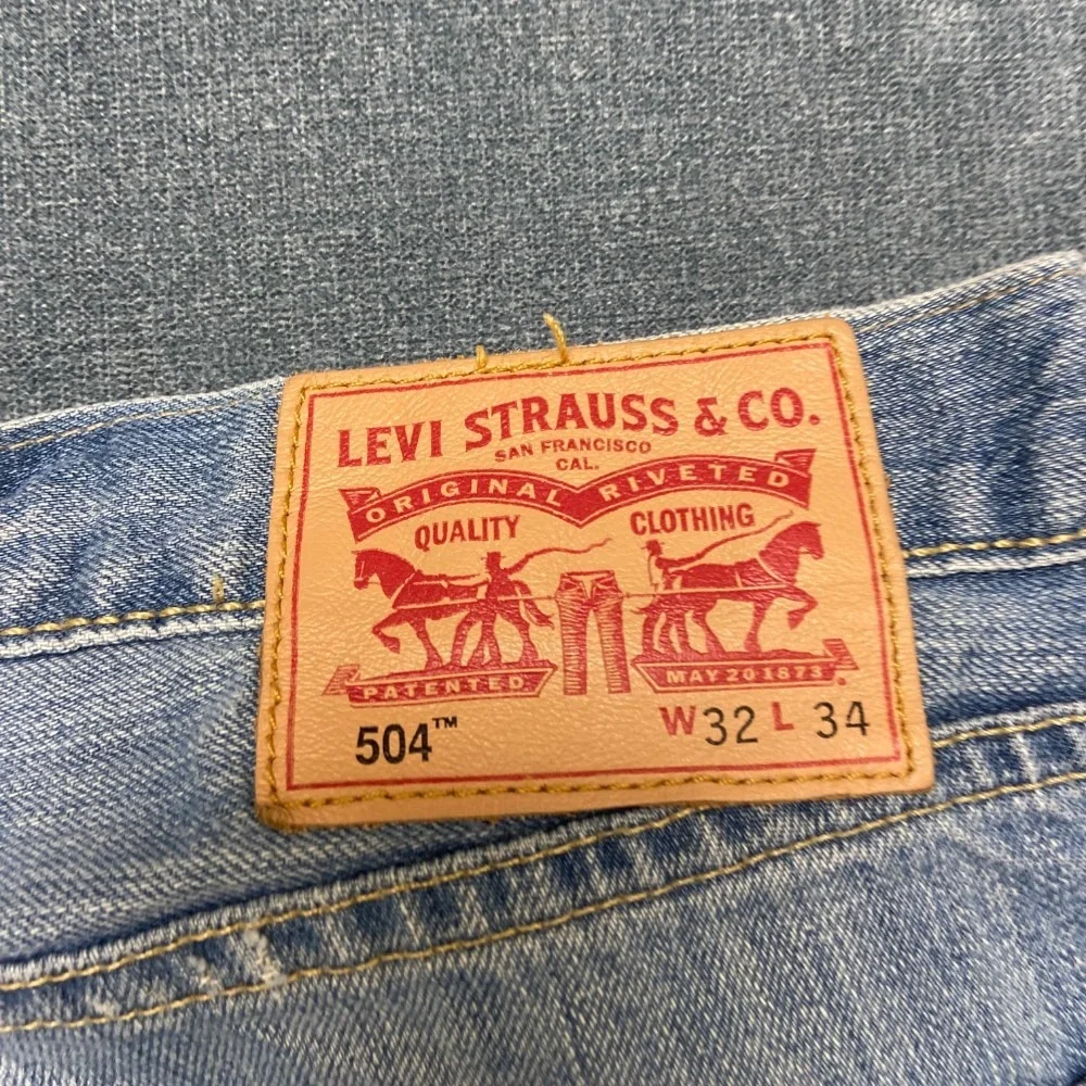 Levi's 504 Jeans Mens 32x34 Blue Denim Cotton Stretch Straight Leg Distressed